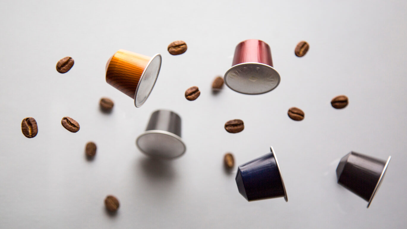 Koffiecups die je mooi kunt opbergen in een van onze favoriete Nespresso capsulehouders