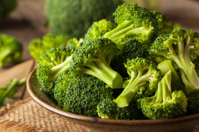 Stoppen met koffie kun je het beste doen door gezonde alternatieven te vinden, zoals broccoli. Op de afbeelding zie je heerlijke groene, rauwe broccoli