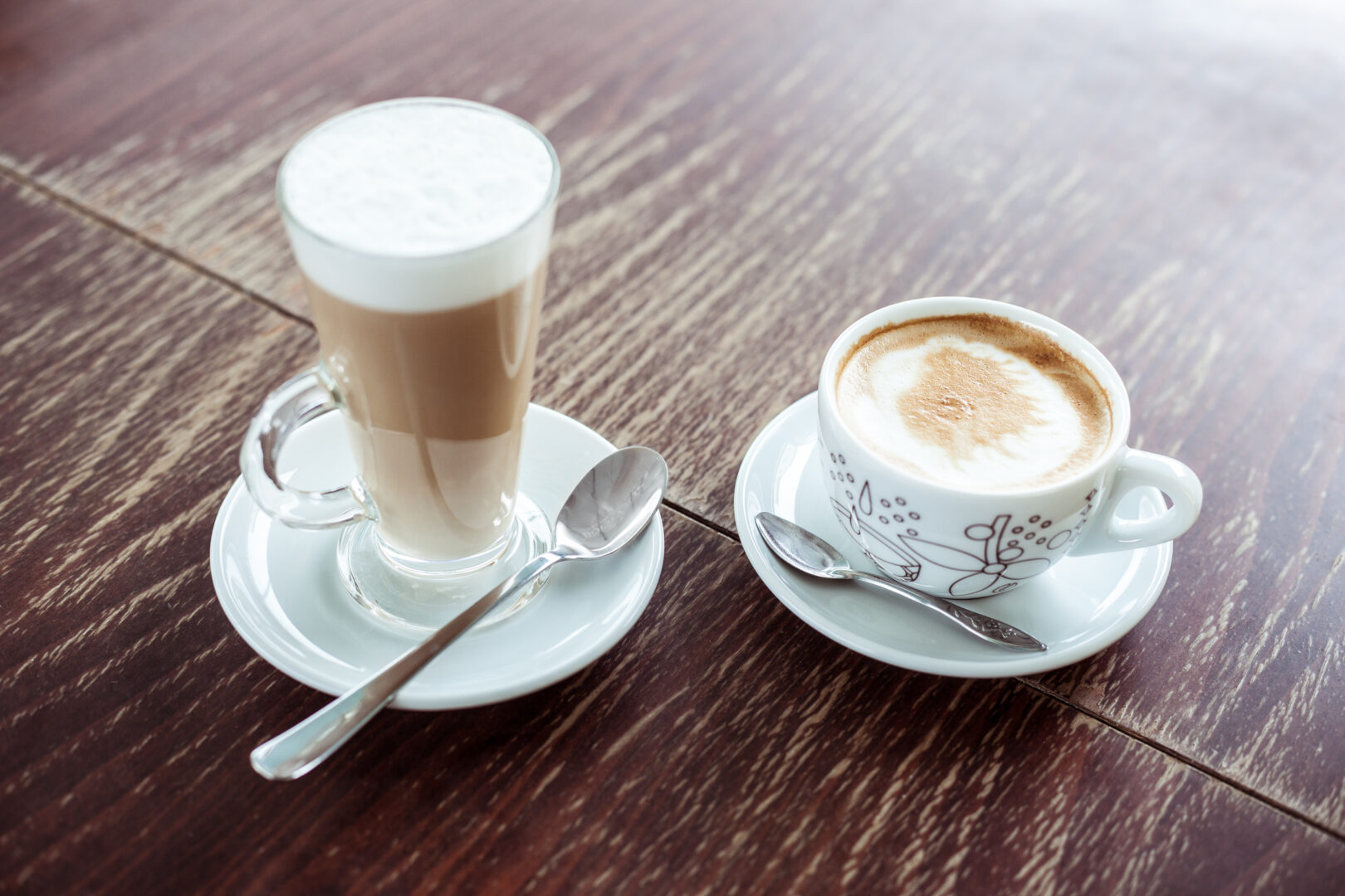 Wat is het verschil tussen latte macchiato en cappuccino