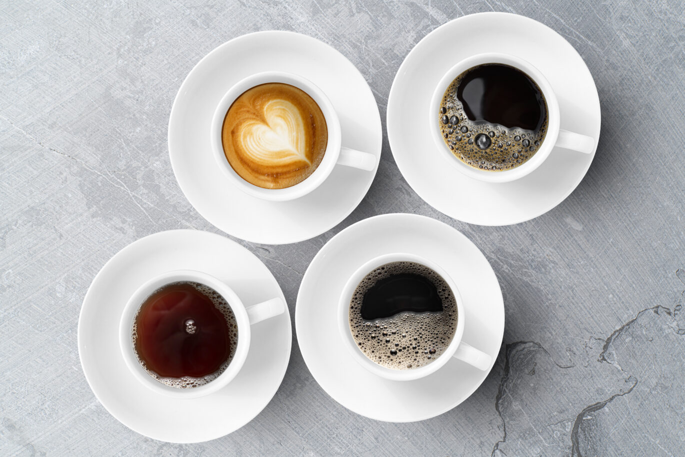 Verschillende kopjes met koffie. De koffie is met verschillende zetmethodes gezet. Hoe ga jij koffie zetten?