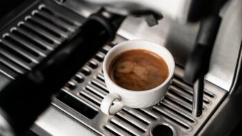 Een kopje koffie dat is gezet met een koffiezetapparaat. Maar hoe verleng je de levensduur van je koffiemachine zodat je zo lang mogelijk kunt genieten van je koffiezetapparaat?