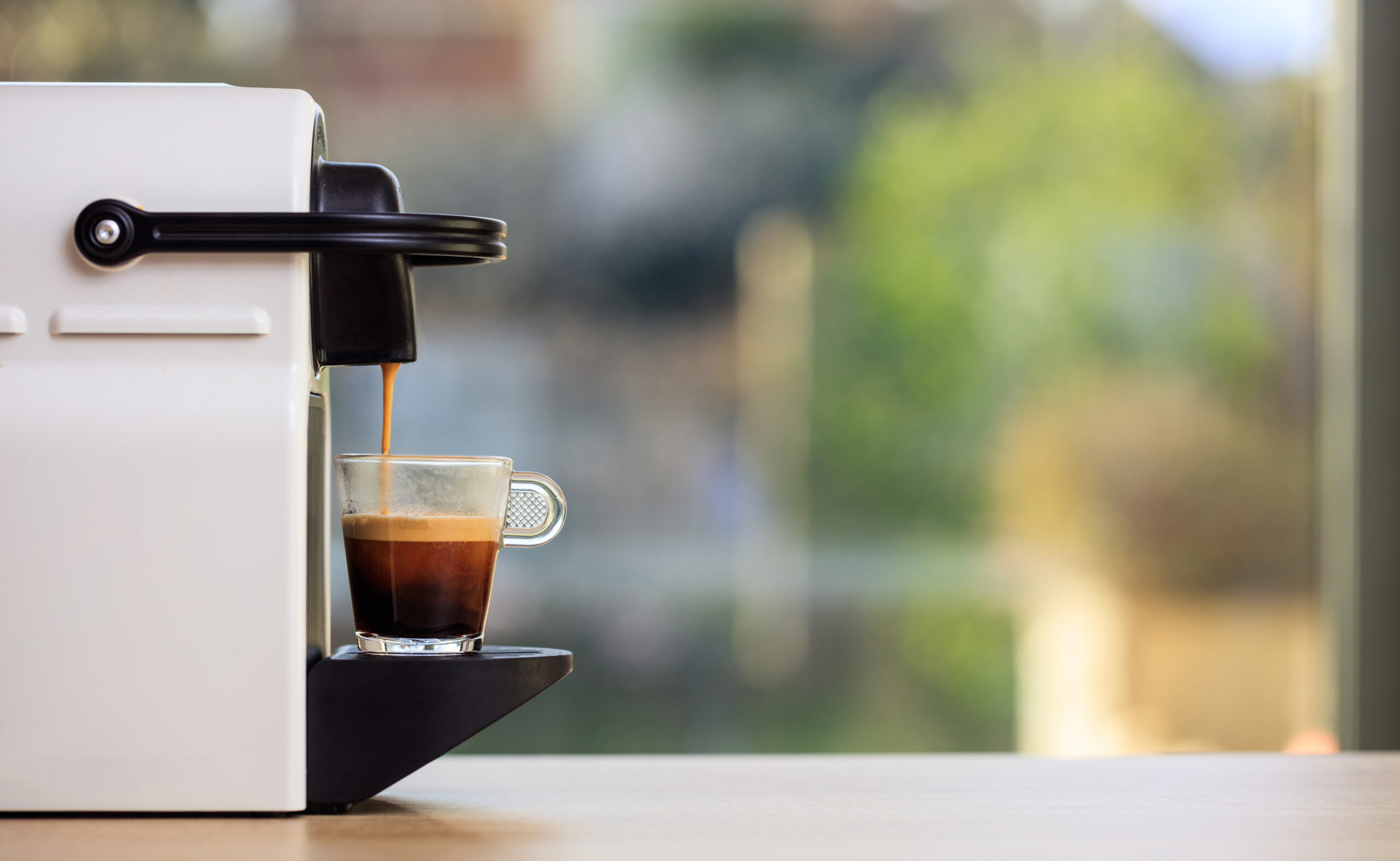 Een koffiezetapparaat dat een heerlijk kopje koffie aan het zetten is. Maar hoe verleng je de levensduur van je koffiezetapparaat?