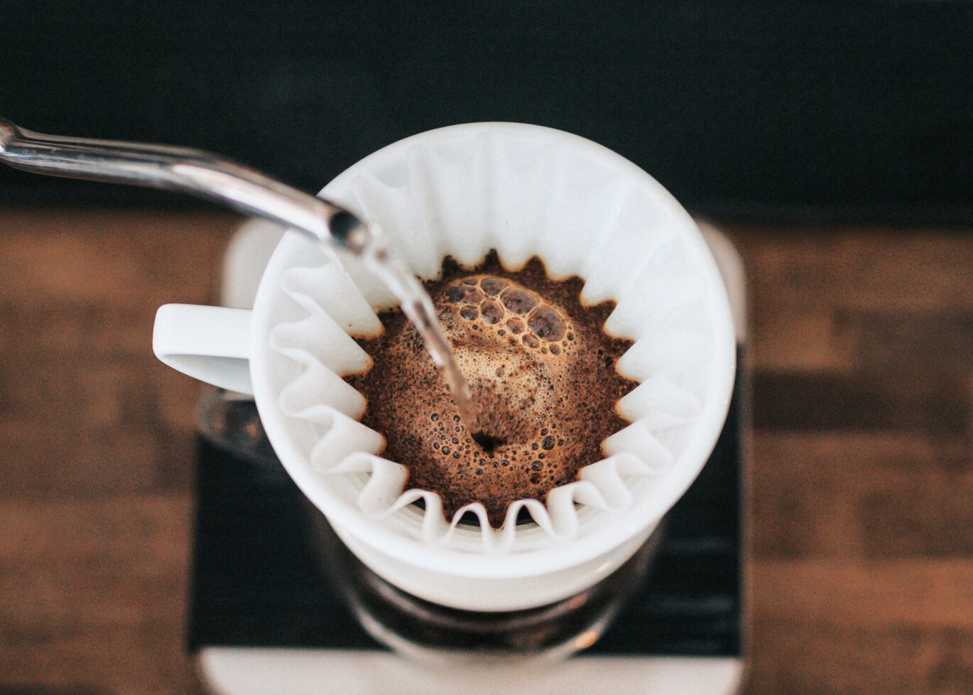 een bakje koffie dat wordt gezet. Wist je dat koffie gezondheidsvoordelen heeft?